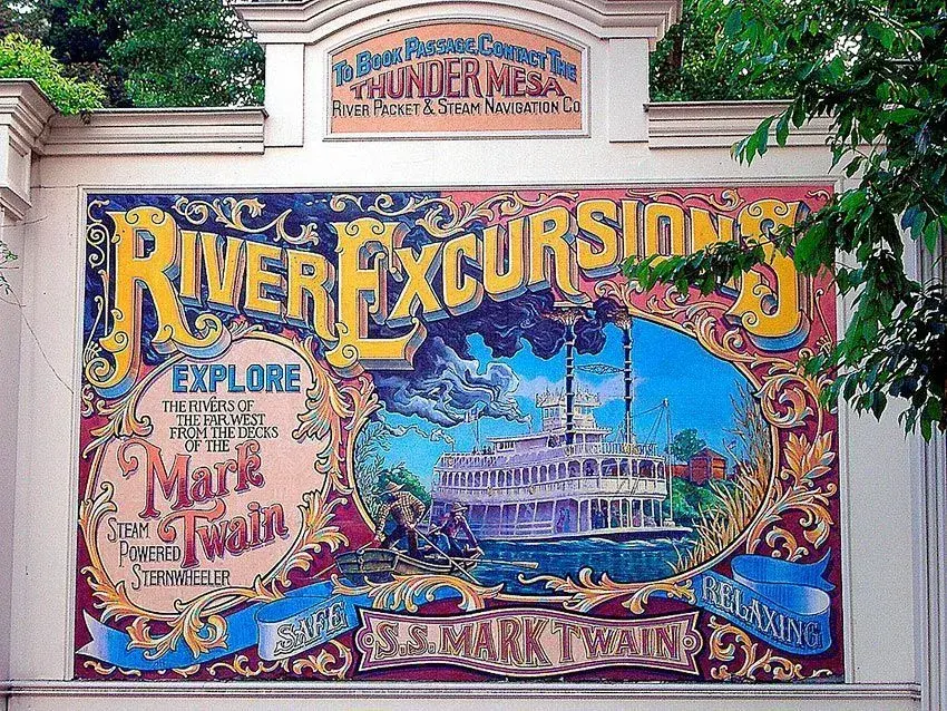 Cartel publicitario de la atracción Riverboat Landing, destacando relax y diversión