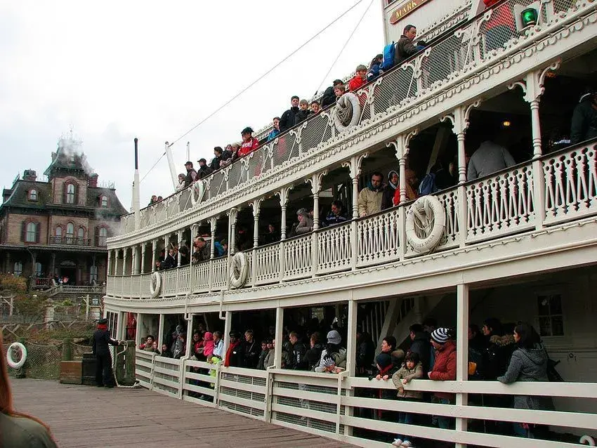 Multitud de personas disfrutando del paseo en el Riverboat