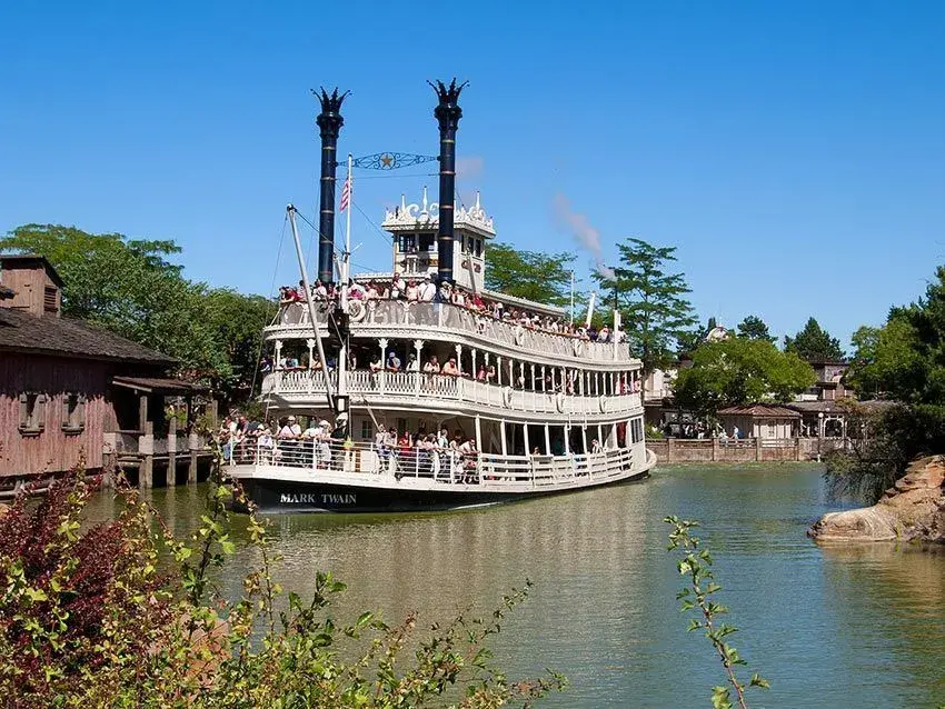 La embarcación Thunder Mesa en plena travesía sobre el lago de Disneyland París