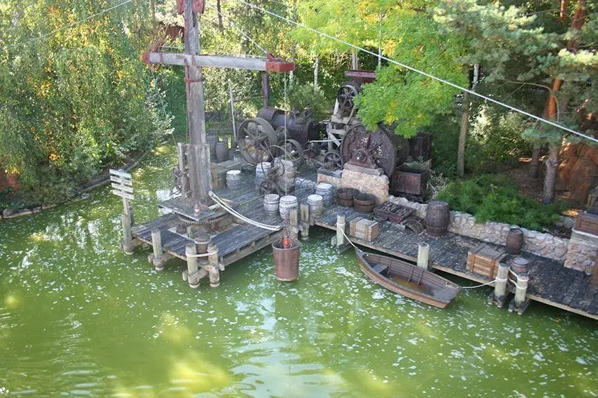 Muelle de madera donde se encallan los barcos en Thunder Mesa Riverboat Landing