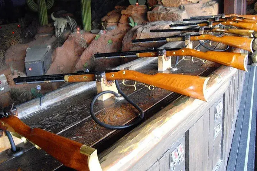 Vista completa de los rifles disponibles para los participantes en la atracción Rustler Shootin'