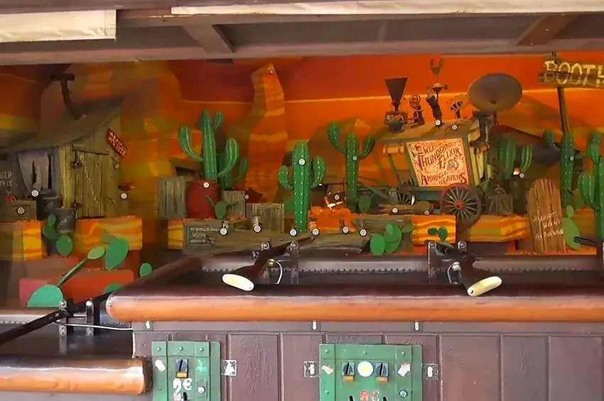 Otra vista de la atracción Rustler Shootin' mostrando su ambientación temática