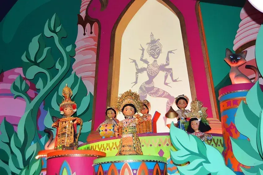 Personajes dentro de la atracción It's a Small World representando diversas culturas
