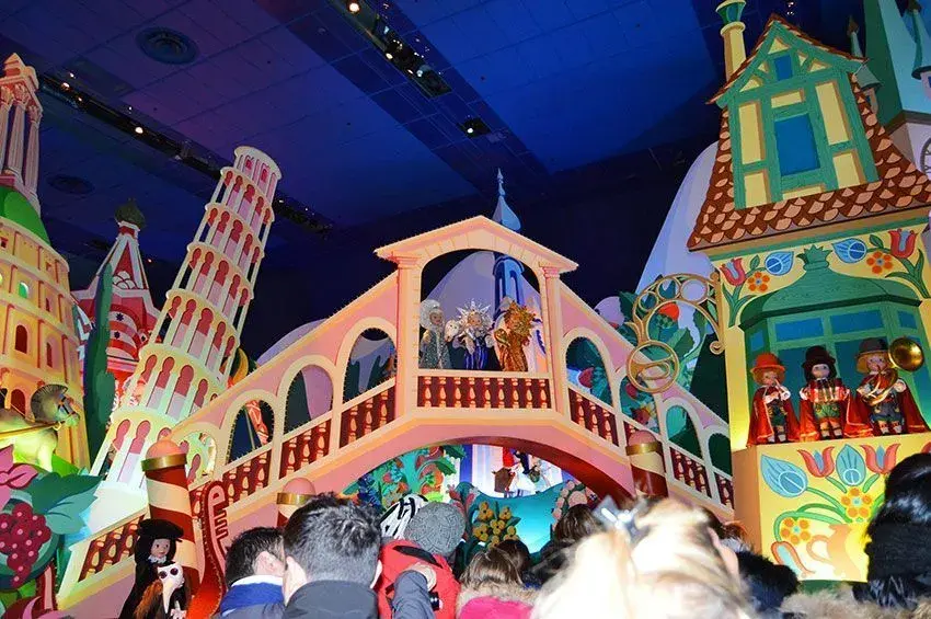 Escena con personajes en un puente temático de It's a Small World