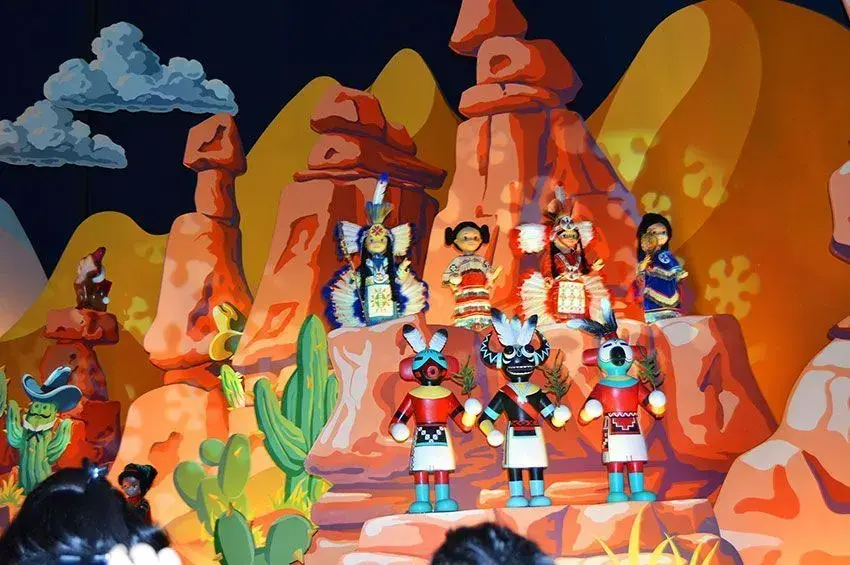 Más personajes dentro de la atracción It's a Small World interactuando en diferentes escenas