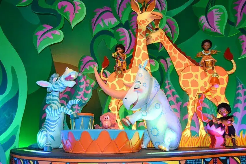 Escena de animales temáticos, ideal para niños pequeños, dentro de la atracción It's a Small World