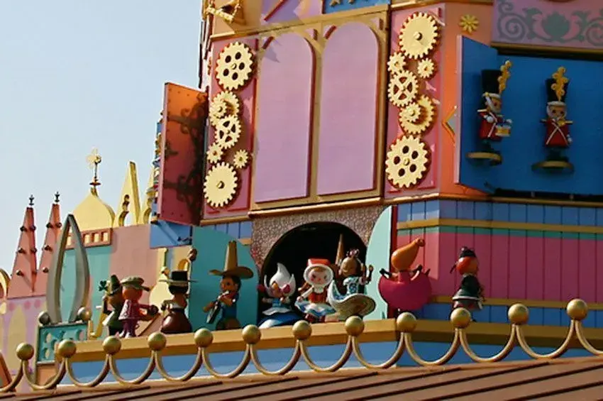 Más personajes de la atracción It's a Small World en diferentes culturas del mundo