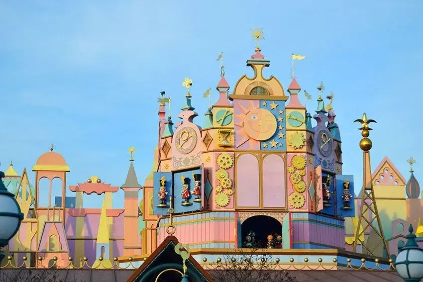 Vista exterior del castillo temático dentro de la atracción It's a Small World