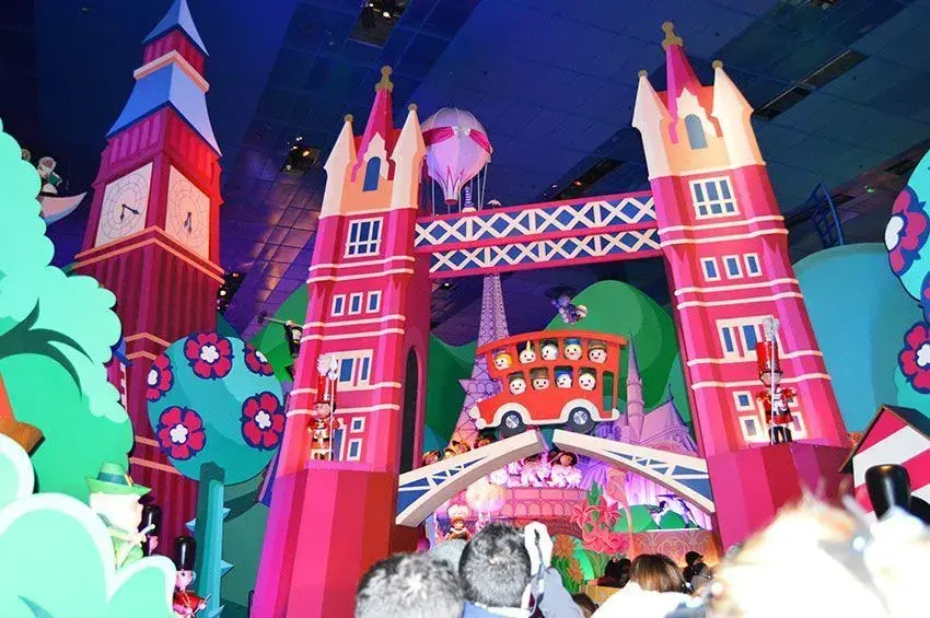 Dentro de la atracción, castillo rosa decorando la escena de It's a Small World
