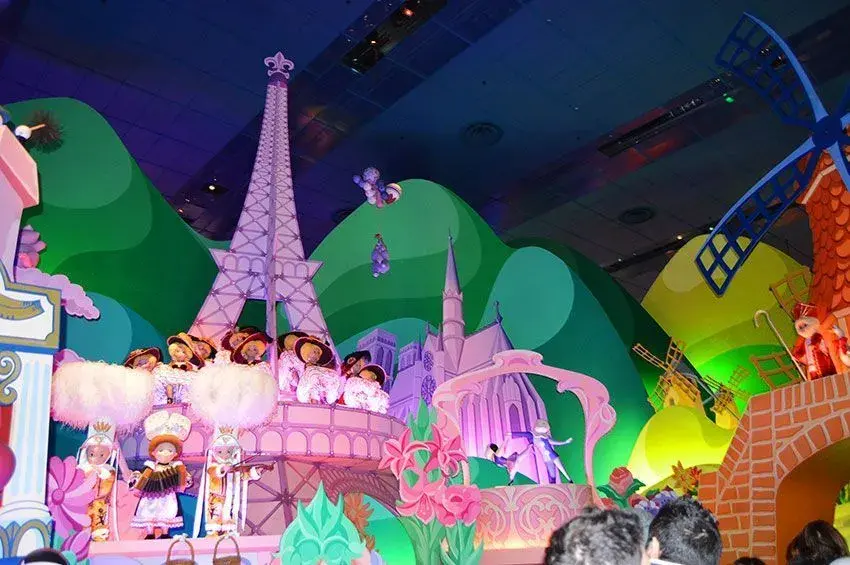 Escena infantil recreando la ciudad de París, con la Torre Eiffel y el castillo Disney dentro de It's
            a Small World