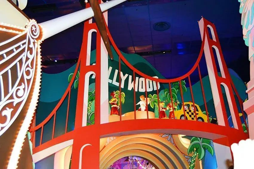 Escena representando Hollywood con su puente rojo característico en It's a Small World