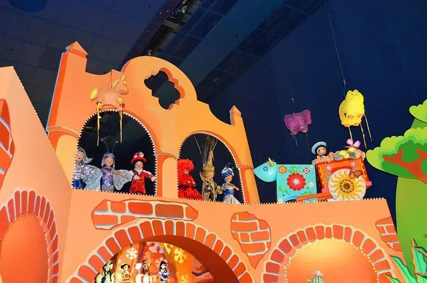 Escena representativa de It's a Small World para los más pequeños, con figuras y colores alegres