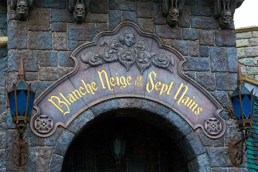 Entrada y fachada de la atracción de Blancanieves en Fantasyland