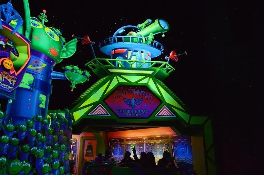 Familia disfrutando de la atracción Buzz Lightyear en Disneyland Paris