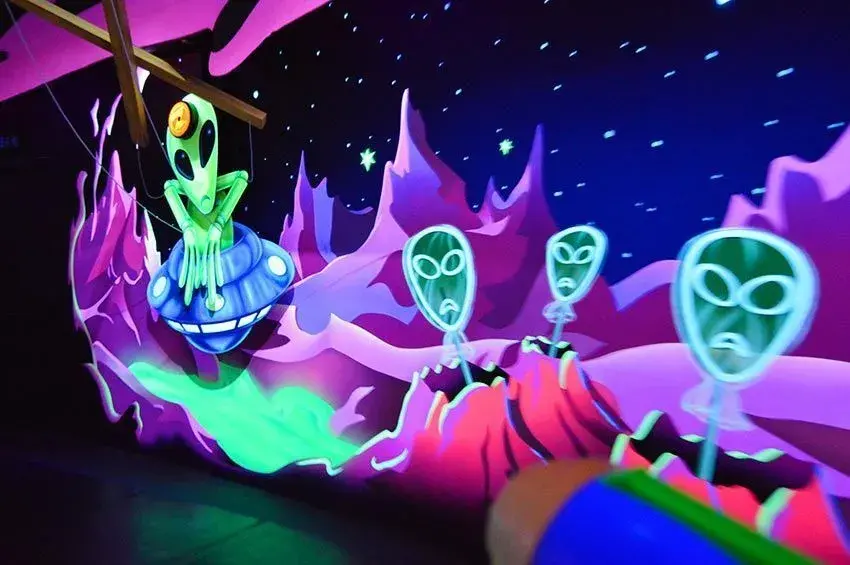 Escena interactiva con marcianitos verdes de Toy Story