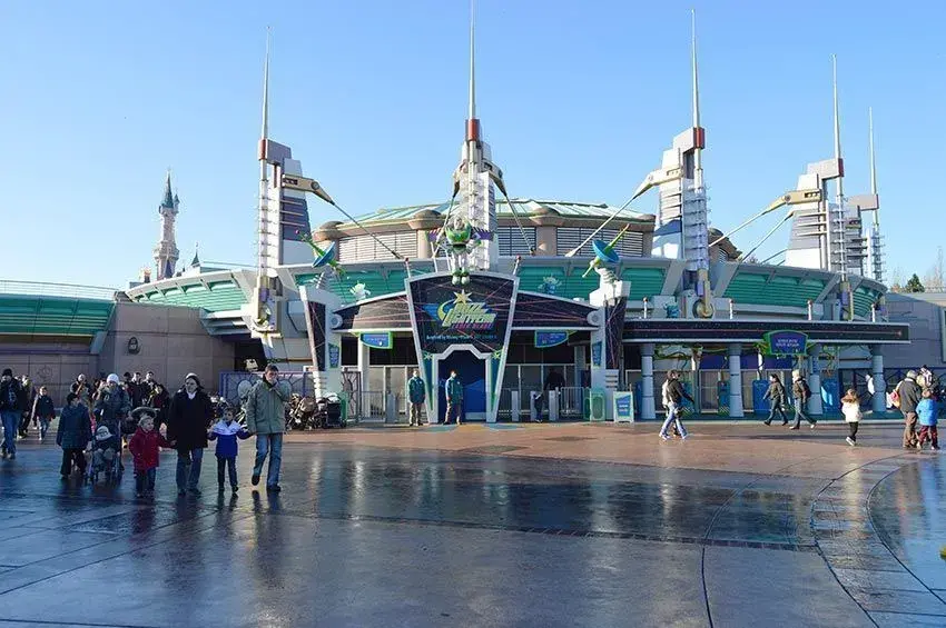 Vista exterior de la atracción Buzz Lightyear con visitantes