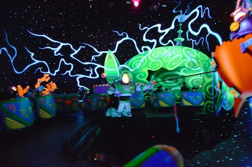 Audio-animatronic gigante de Buzz Lightyear en la zona de embarque