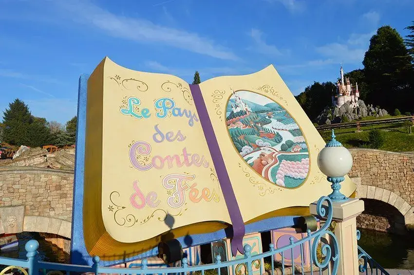 Entrada a la atracción Cuento de Hadas - Logo en un libro gigante