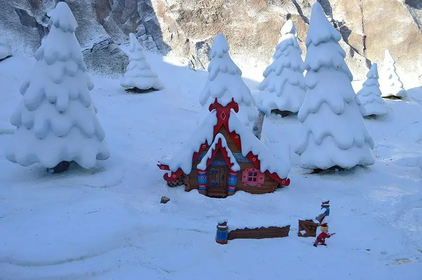 Casita de nieve en el Cuento de Hadas - Paisaje encantado de la atracción