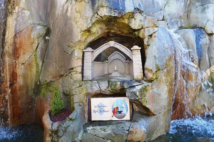 Roca antigua en el Cuento de Hadas - Elemento histórico dentro de la atracción