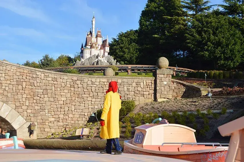 Visitante con el castillo de fondo en Cuento de Hadas - Imagen mágica dentro de la atracción