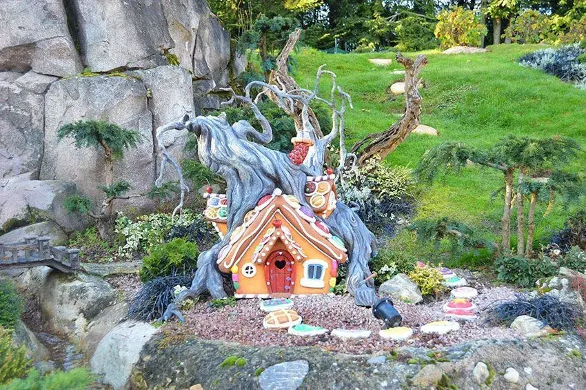 Casita que parece embrujada en el Cuento de Hadas - Elemento misterioso de la atracción