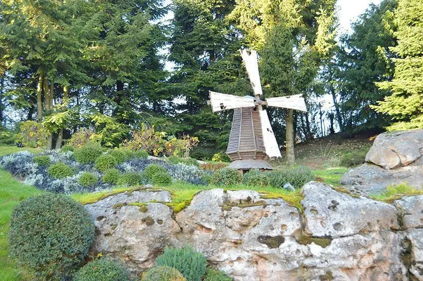 Molino de viento rodeado de árboles en el Cuento de Hadas - Detalle encantado de la atracción
