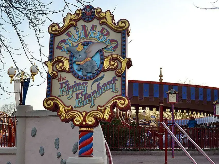 Entrada a la atracción Dumbo Volador en Disneyland París, con el icónico logo