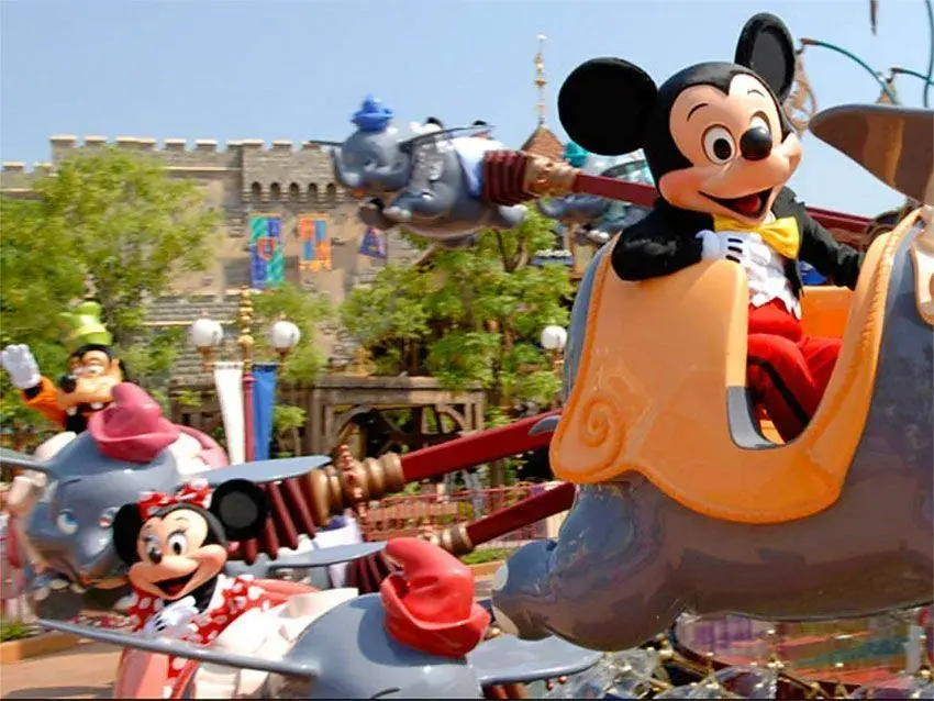 Personajes Disney, como Mickey, Goofy y Minnie, en la atracción Dumbo Volador 