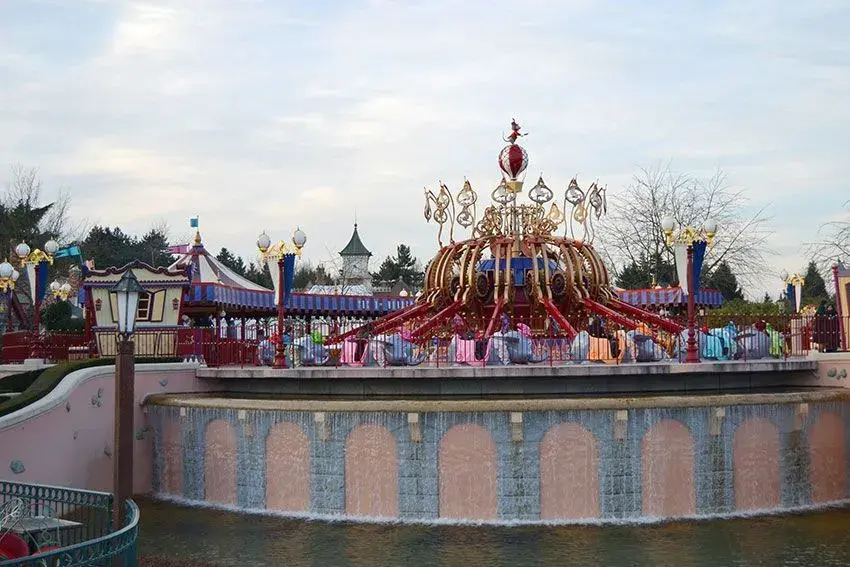 Otra perspectiva del lago con la atracción Dumbo Volador al fondo