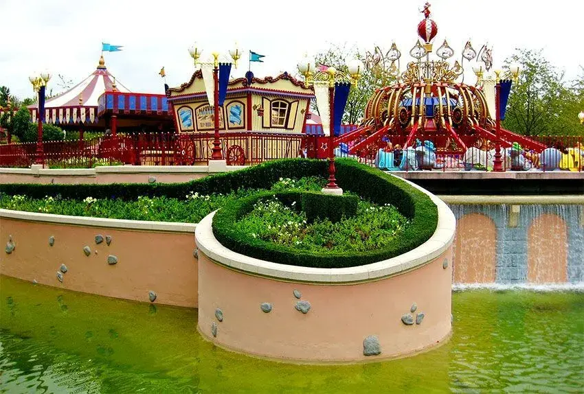 Lago con Dumbo Volador al fondo, destacando su diseño único