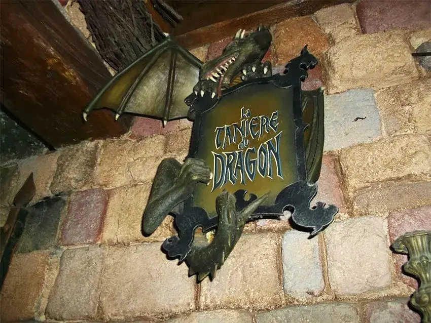 Logo de la entrada a la atracción Guarida del Dragón en Disneyland París