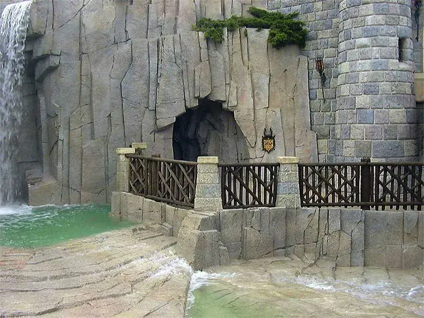 Vista de la entrada del túnel de la Guarida del Dragón en Disneyland París