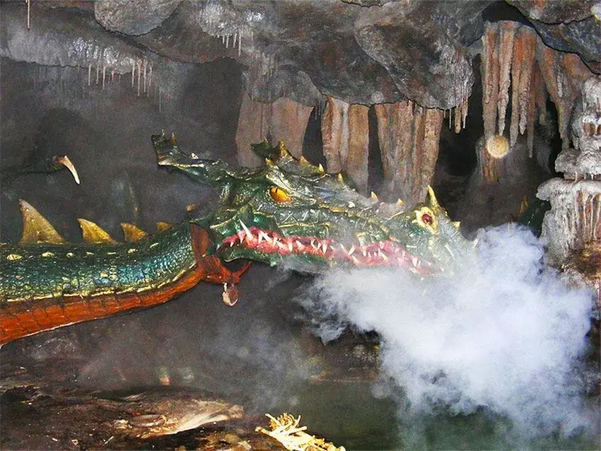 Dragón sacando humo en su guarida en Disneyland París