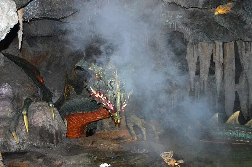 Dragón asustando a los visitantes con humo en la Guarida del Dragón
