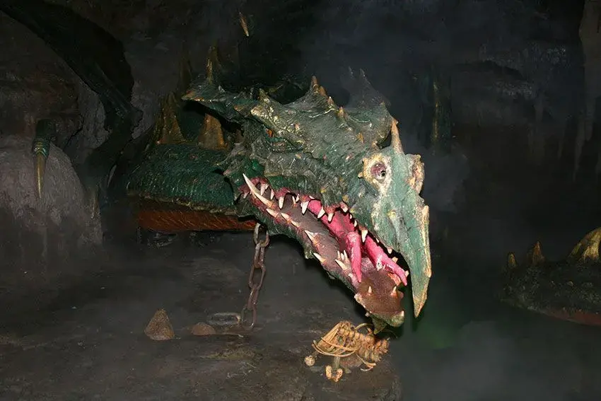 Dragón enfadado en la atracción Guarida del Dragón