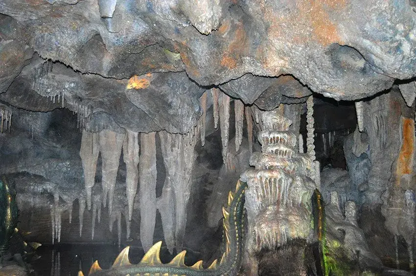 Vista claustrofóbica del interior de la Guarida del Dragón en Disneyland París