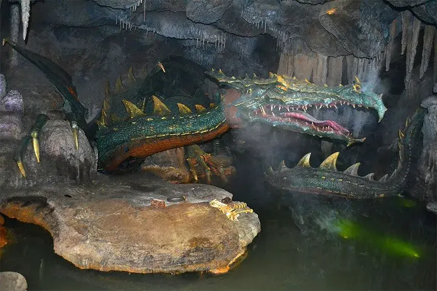 Dragón enfadado mostrando la lengua y los dientes en Disneyland París