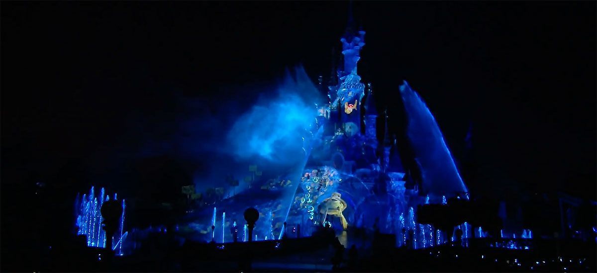 Piratas del Caribe iluminados en Disney Illuminations con fuegos artificiales