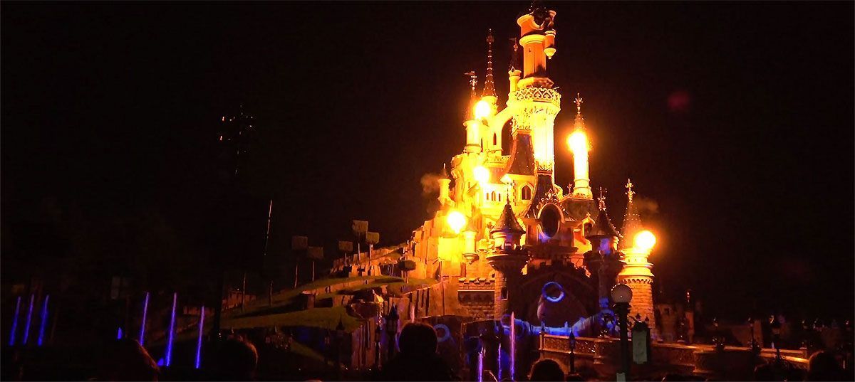 Escena de batalla naval en Disney Illuminations con piratas