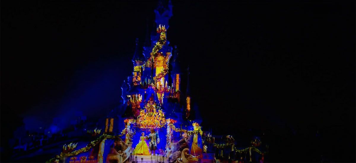 Final de La Bella y la Bestia en Disney Illuminations con fuegos artificiales