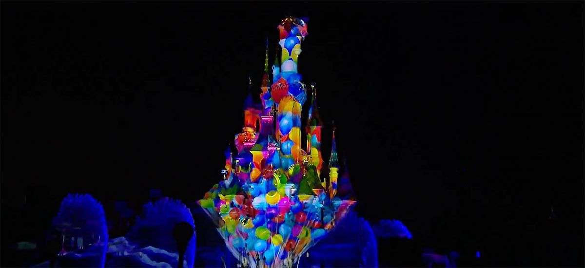 Globos iluminados durante el espectáculo Disney Illuminations en Disneyland París