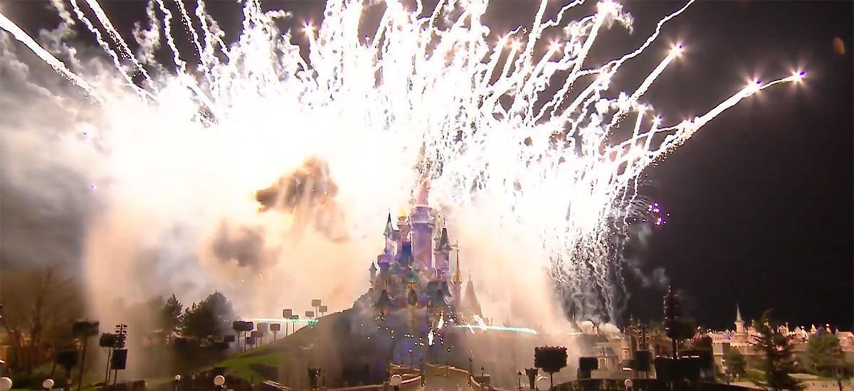 Escena de Frozen con Elsa y Anna iluminada en Disney Illuminations