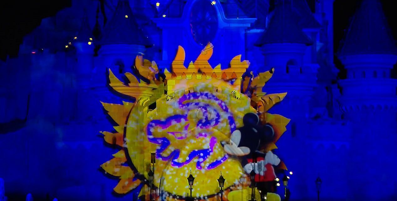Escena del Rey León en el espectáculo Disney Illuminations