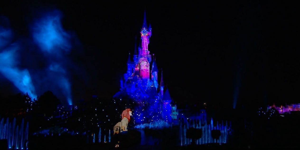 Escena de El Rey León en Disney Illuminations con la Roca del Rey