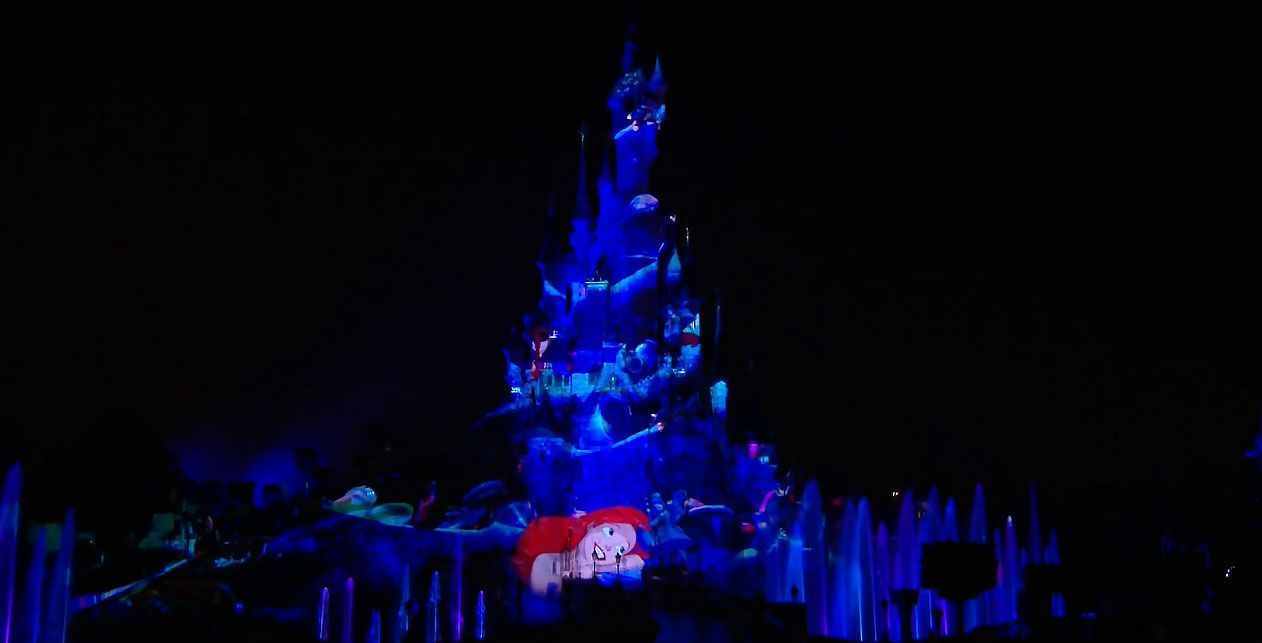 La Sirenita iluminada en el espectáculo Disney Illuminations