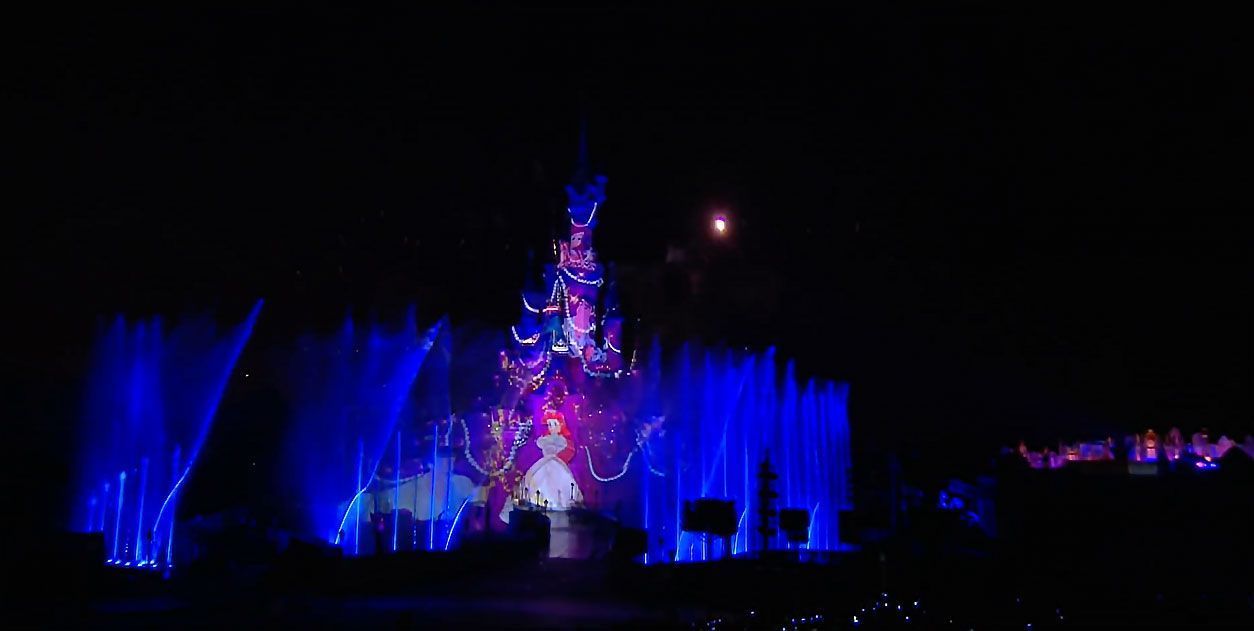 Escena de La Sirenita en Disney Illuminations con efectos visuales