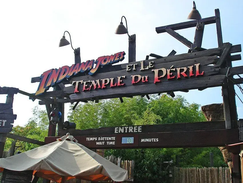 Entrada espectacular con el logo de Indiana Jones en Disneyland Paris 