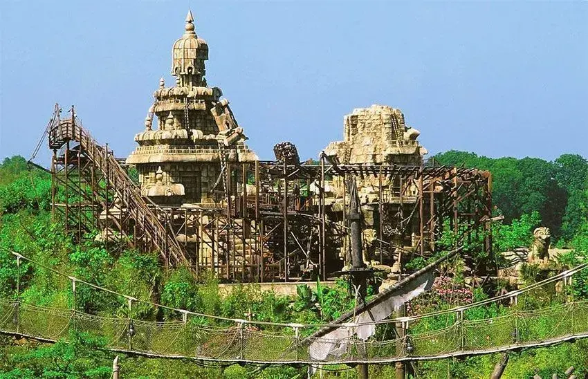 Vista lejana del templo de Indiana Jones en Disneyland Paris