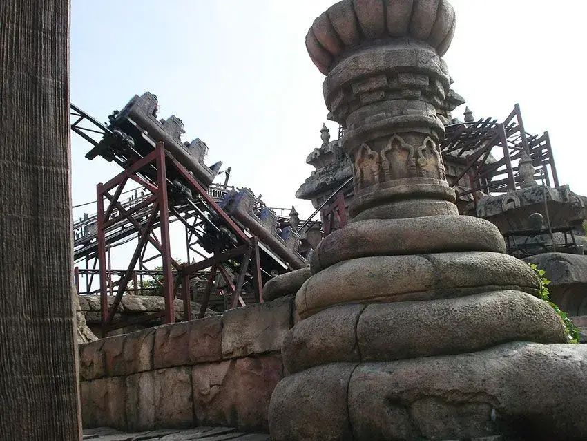 Vista panorámica de la montaña rusa Indiana Jones en Disneyland Paris